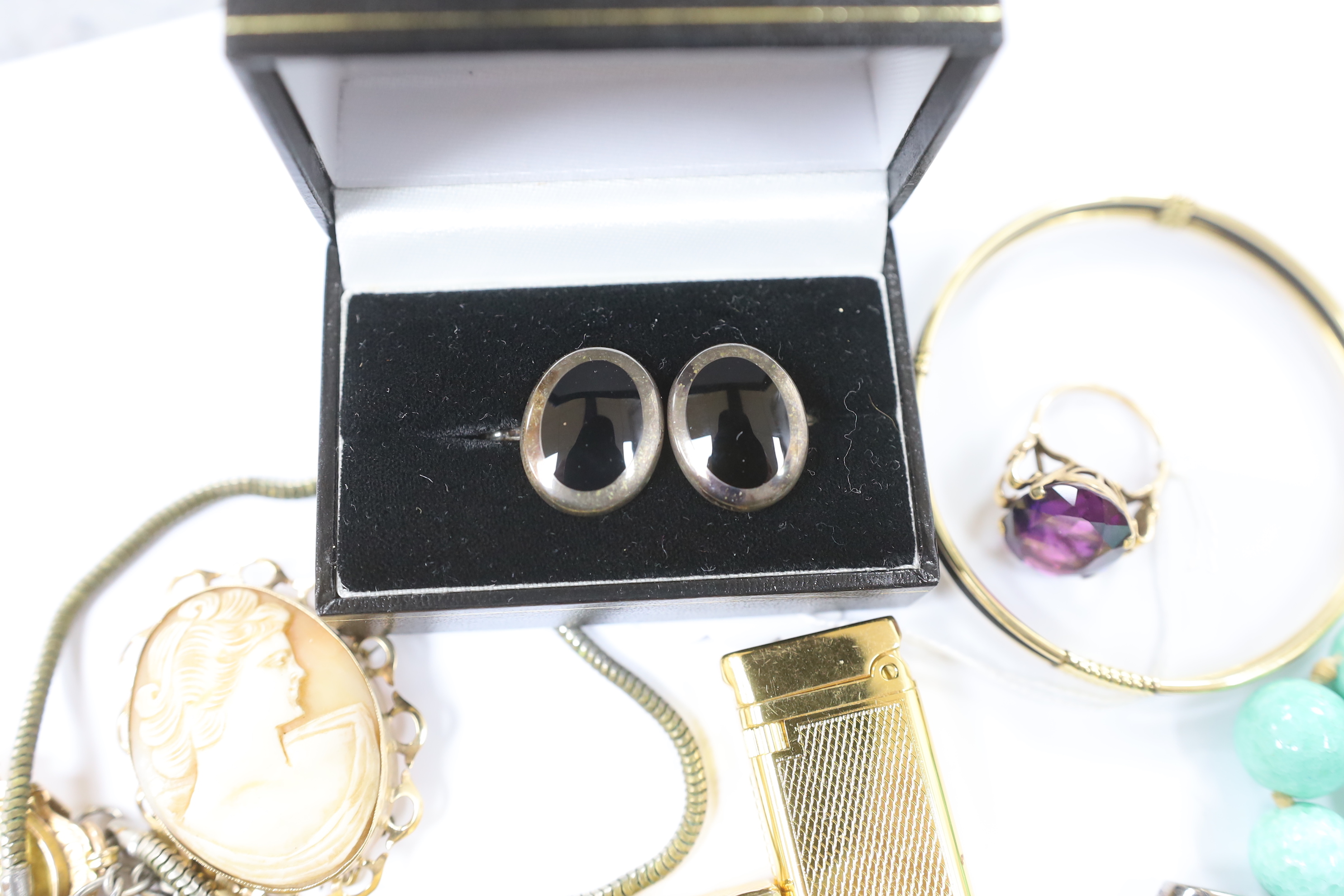 A pair of 9ct gold cufflinks, one other 9ct cufflink, a 9ct mounted cameo shell brooch, a gold plated pocket watch, with a 9ct gold medallion, a small platinum wedding band, a 9ct and synthetic colour change corundum dre